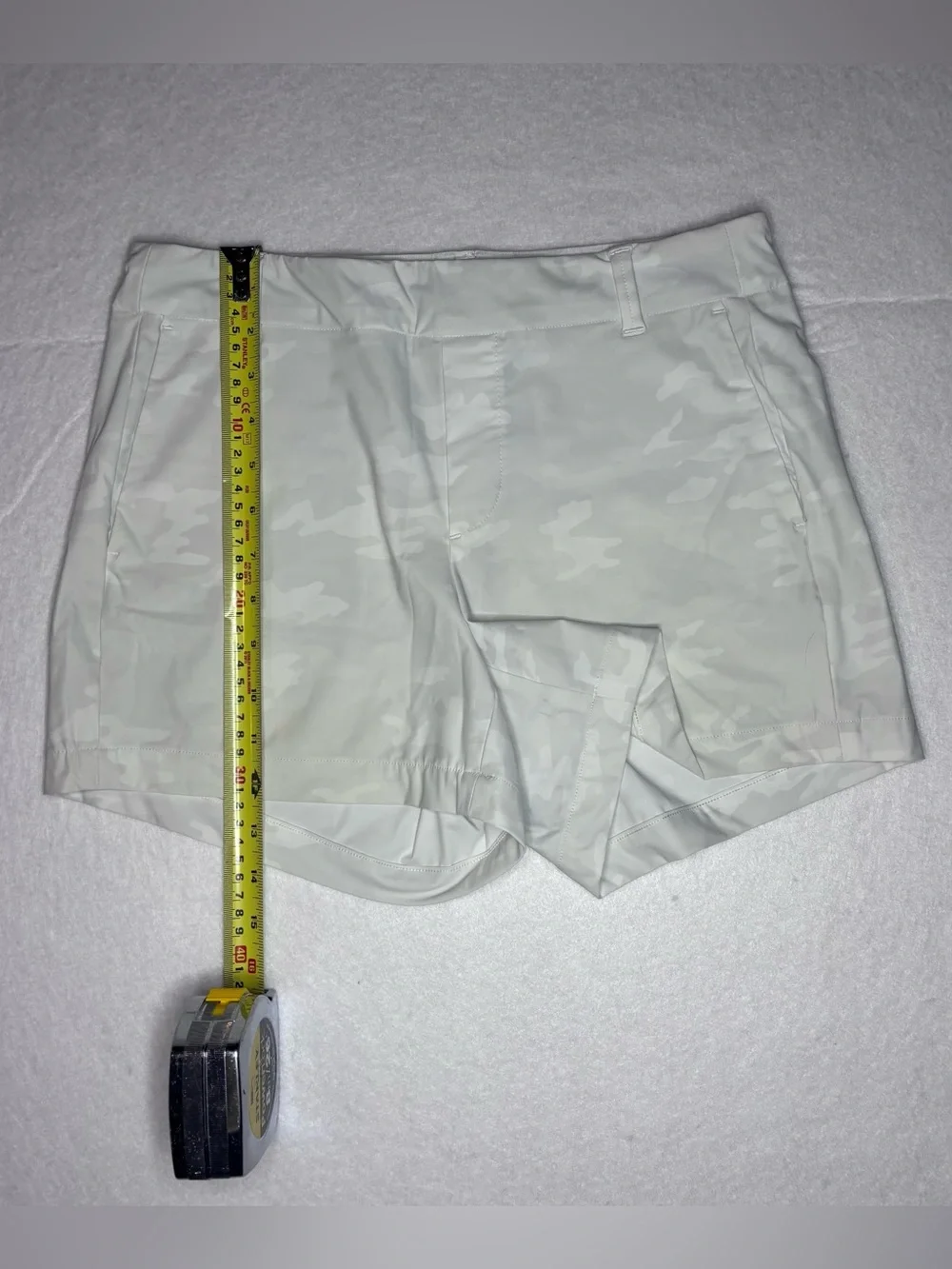 SPANX Sunshine 4’’ White Stretch Shorts with Subtle Camo Pants Print Woman’s S